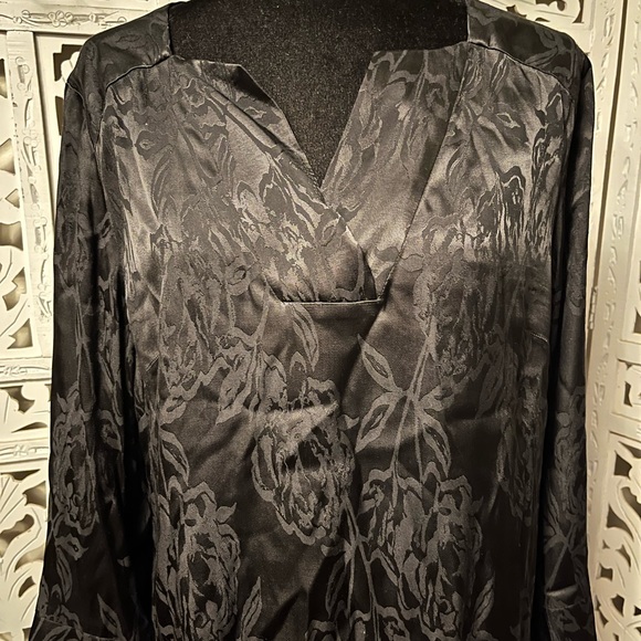 NWT! CHICOS BRILLIANT BLACK & SHINY FLORAL PATTERN LONG SLEEVE PLUS TOP - Picture 3 of 10